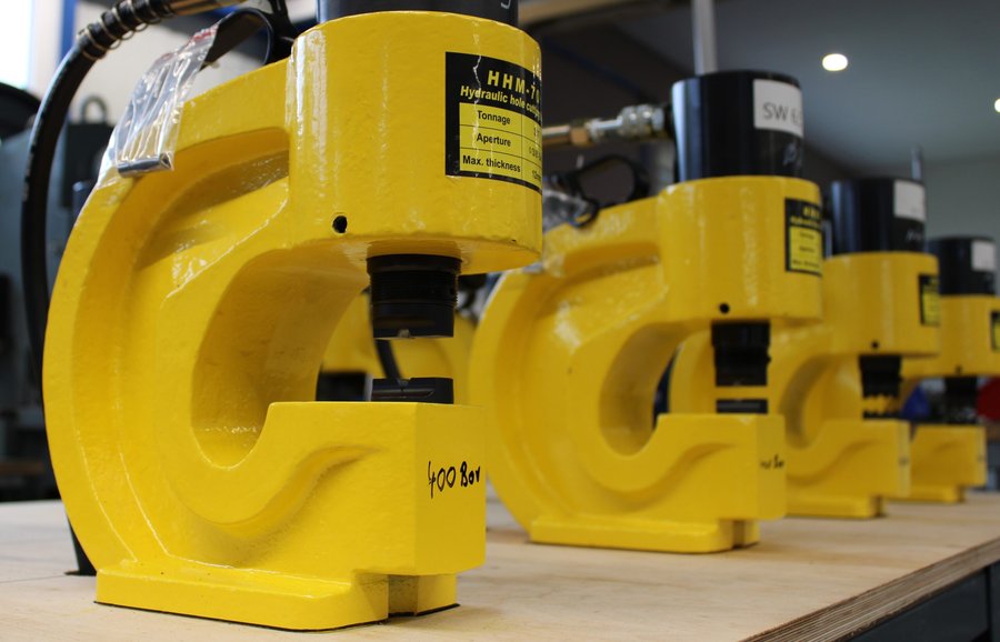 Mehrere hydraulische Pressen HHM-70 mit C-Rahmen auf einer Werkbank